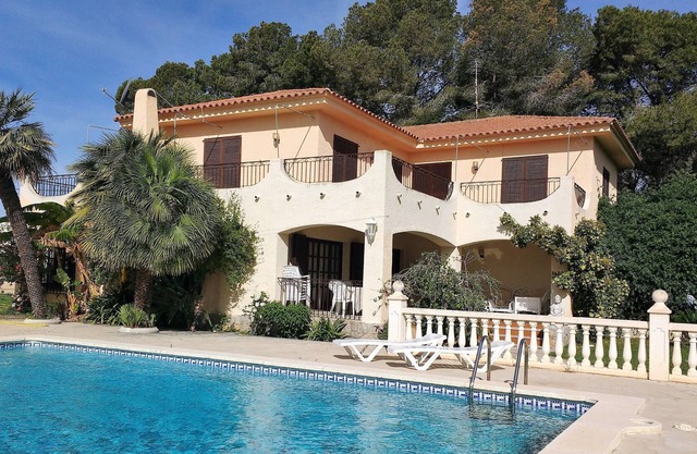 Independent villa for 10/12 people, private pool, 100m from the sea