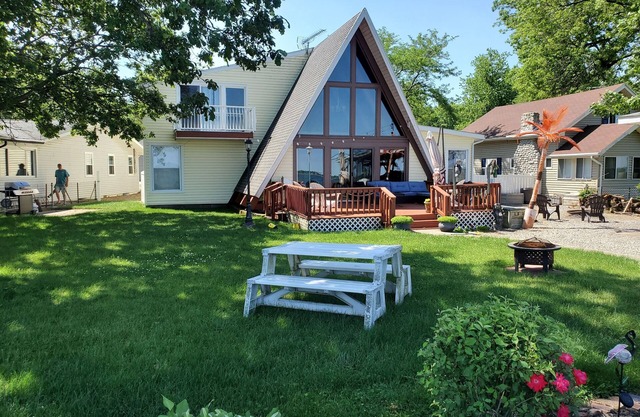 Indian Lake - Spacious Lakefront Family Getaway.