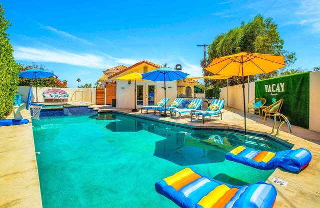 Indio Desert Getaway! Modern Luxurious House w/4-bedrooms, Comfort Style & Charm