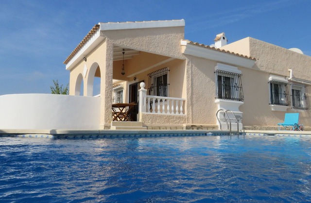 INDIVIDUAL HOUSE WITH PRIVATE POOL - AIR CONDITIONED ROOMS.