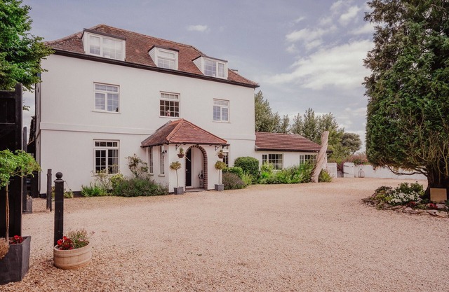 Indoor heated swimming Pool, Hot tub sleeps up to 30.Amazing Riverside House