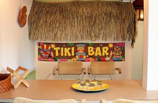 Indoor Tikibar Up to 8 guests plus pet, fenced backyard in North Macon 4bd 2ba