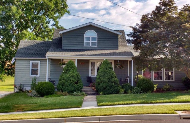 INDULGE - FRESH FLOWERS, MANY AMENITIES