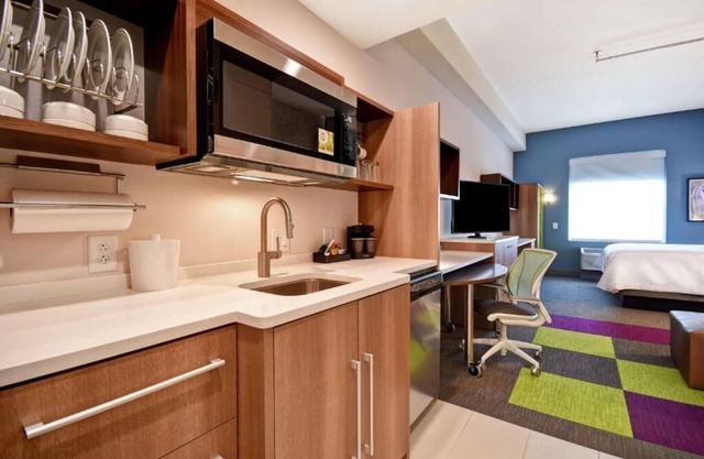 Indulge in Home Like Comfort! Pool, Kitchen, Free Breakfast, Near Glory Beach!