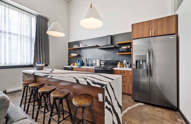 Industrial Loft 3 min to Hillman Cancer Center Sleeps 6