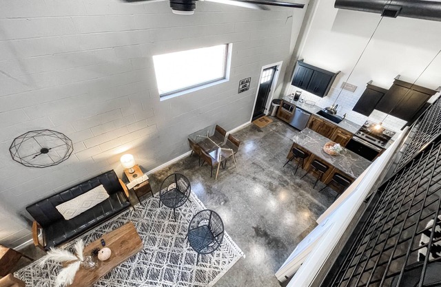 Industrial/modern loft within walking distance to downtown!