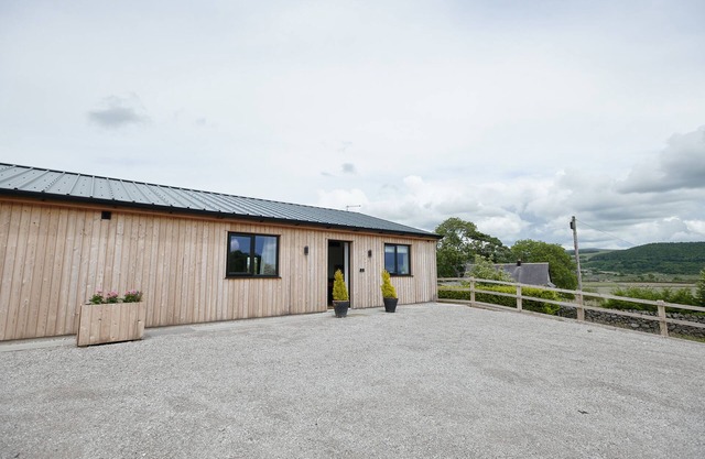 INGLEBOROUGH LODGE, with a garden in Settle