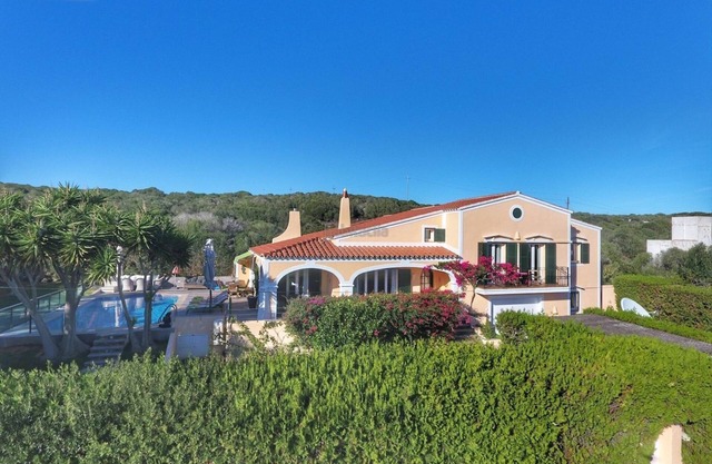 Intimate luxury villa 5 minutes' walk from the beach in a quiet location