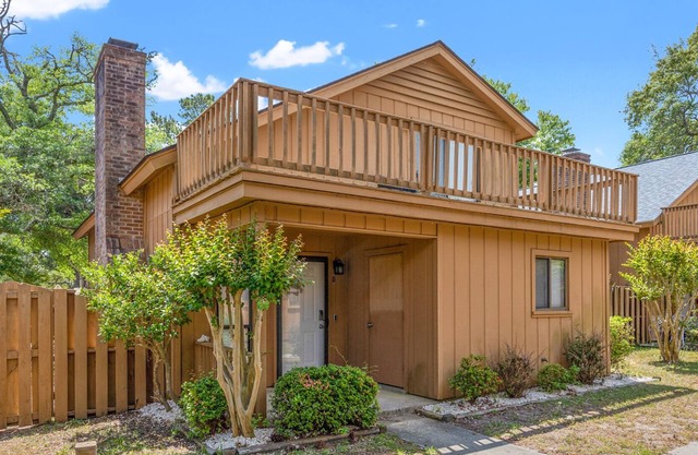 Intimate patio home w/private sundeck, grill, and fenced yard--close to beach