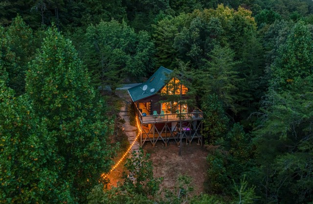 Into the woods 45 Min to Asheville w/Hot Tub