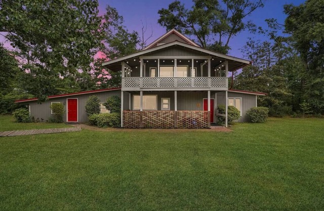 Into the Woods ~ Rustic Getaway, Private Yard, PS4, Firepit