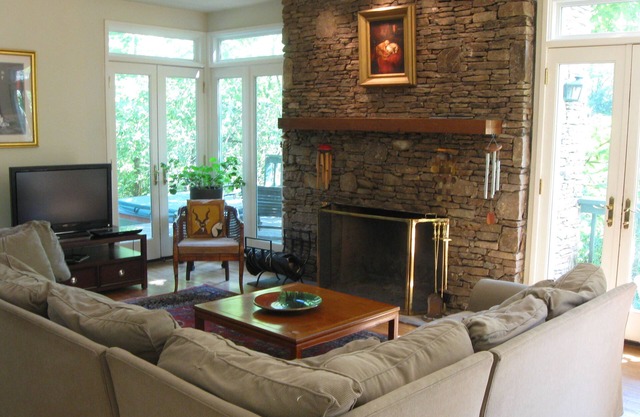 INTOWN Emory Decatur 4 bedroom w/PORCH & private HOT TUB fireplace PETS OK