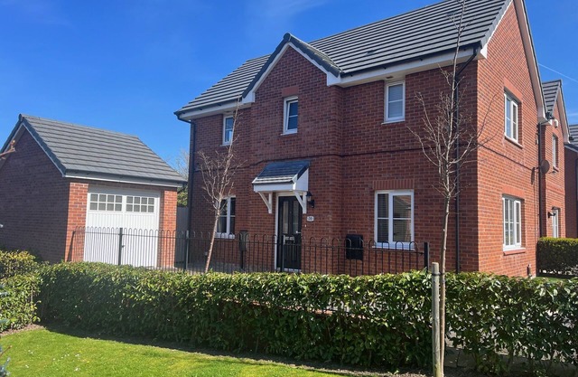 Inviting 3 bed + hot tub With Excellent Train and bus to Liverpool & Chester