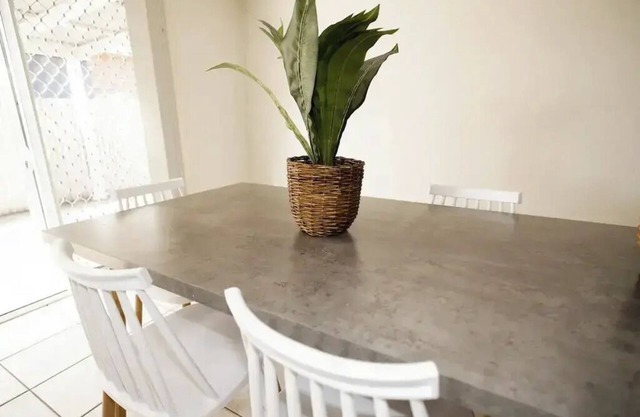 Inviting apartment nestled in Wagga CBDs eastern side!