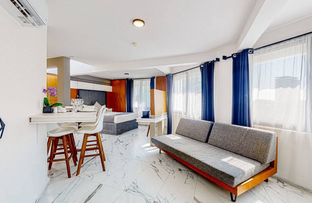 Inviting apartment with pool, full kitchen, convenient location