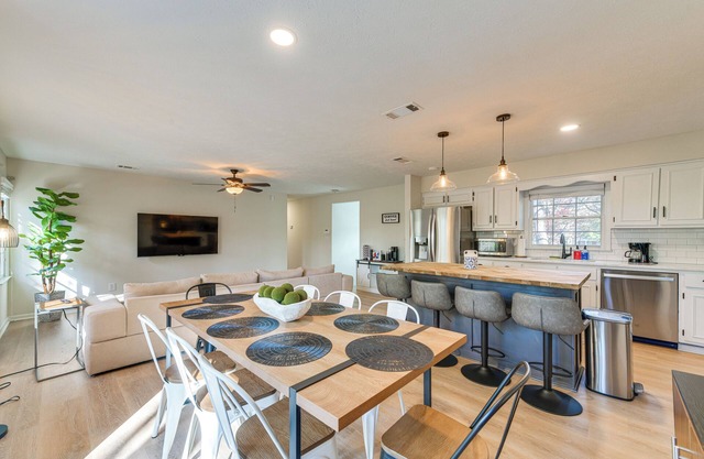 Inviting Columbus Home w/Deck: 7 Mi to Downtown!