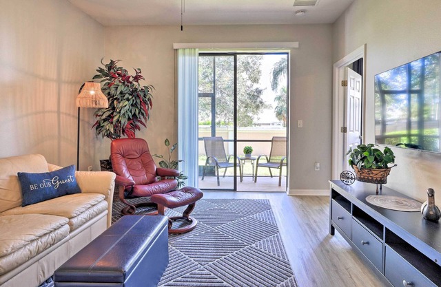 Inviting Condo w/ Lanai - 8 Mi to Siesta Key!