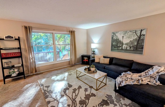 Inviting Cozy House in the Heart of Maple Grove