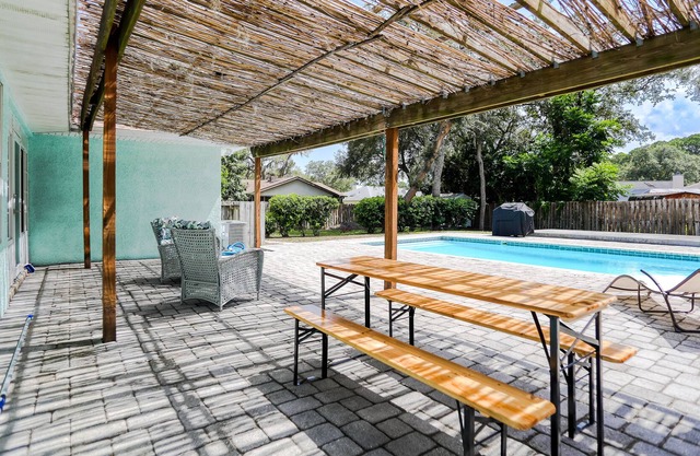 Inviting hideaway with private pool, central AC, WiFi & W/D - near beach & golf