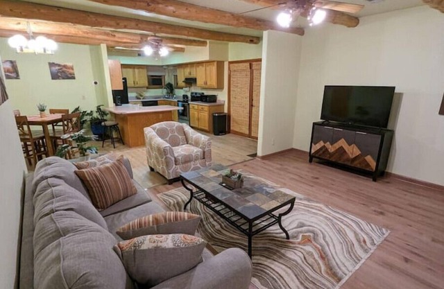 Inviting & Spacious~ Balcony~Propane Fire Pit~BBQ