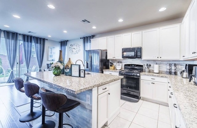 Inviting Sunny House! Poker table~ 4br 3ba 7 beds/10 mins to Airport & Strip!