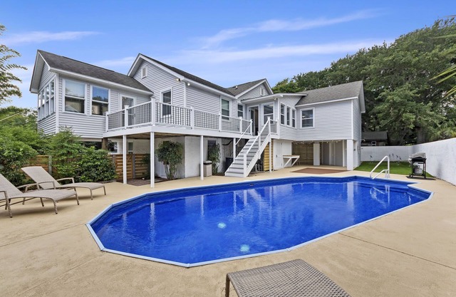 IOP w/Private POOL, RENOVATED, Walk to Local Stores!