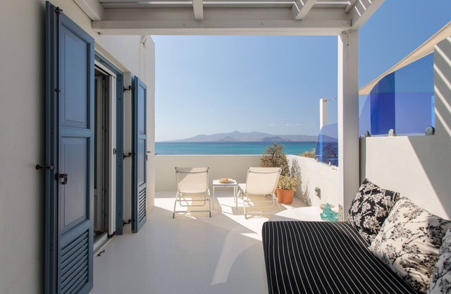 Iria Beach art hotel