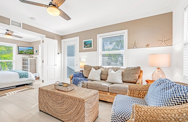 Islamorada retreat "Bungalow Blue" w/heated pool, Bikes, BBQ, amenities galore!