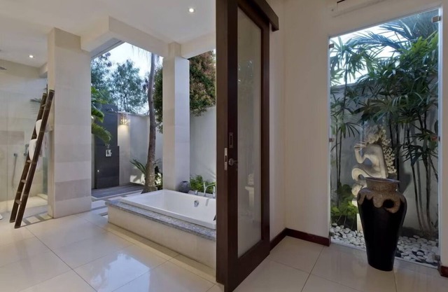 Island Breeze Manor - AC, Shared Pool, Ocean Views