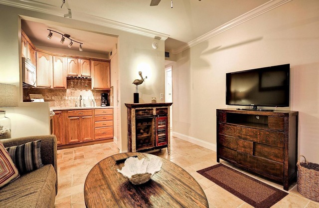 Island Flat 103 Charming Condo