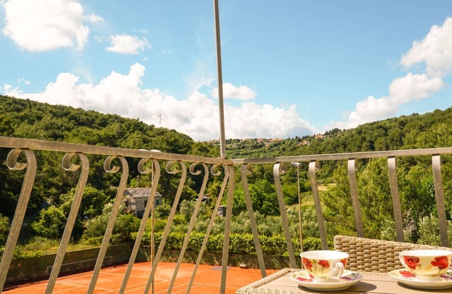Island getaway studio with shared outdoor pool and tennis court