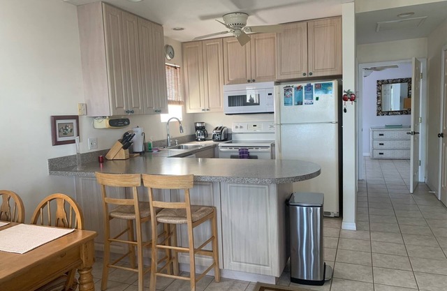 Island Oasis - NON SMOKING Top Floor Apartment located downtown with Gulf Views!