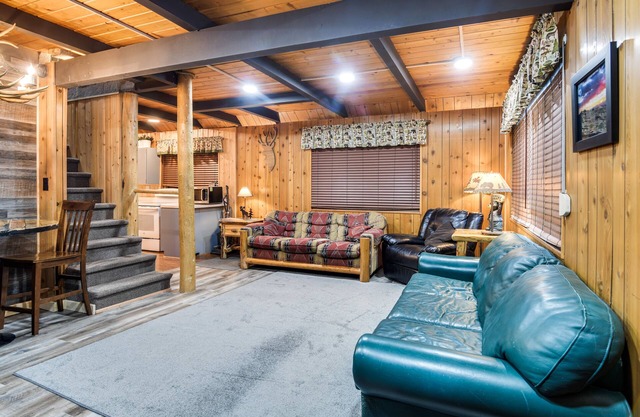 Island Park Cabin Getaway < 24 Mi to Yellowstone!