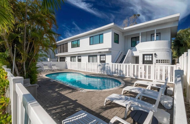 Island Vacay -1 Block Walk/quiet street to beach