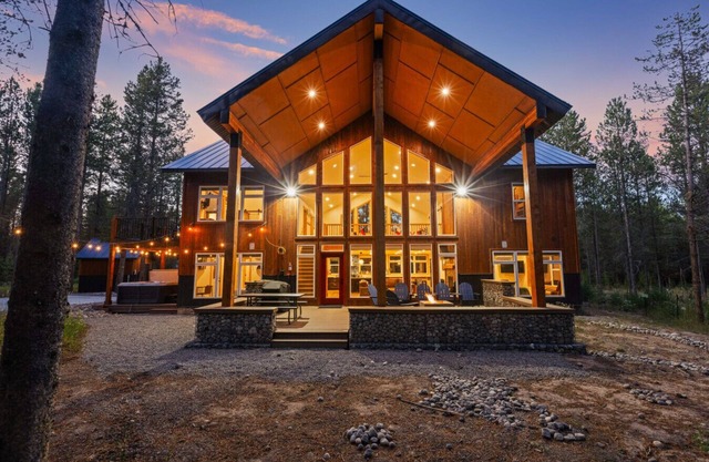 Isle Haven | Pickleball-Hot Tub-Theater-Fire Pit