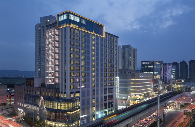 Isquare Hotel