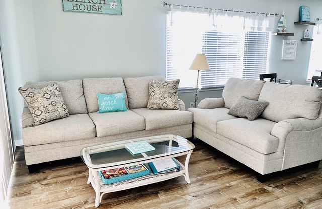 It's a beautiful time to visit! Golf course, 3rd floor, elevator, pet friendly!