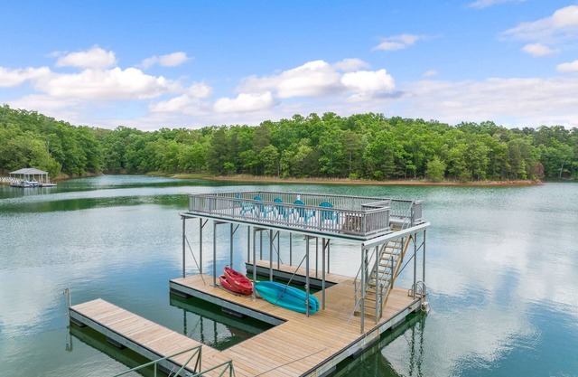 It's A Great Dam View! LAKEFRONT Family-Friendly 4BR/3B Cottage at Lake Hartwell