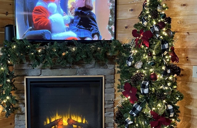 It's Fall, Y'all! Log Cabin with 2 King Suites, Hot Tub & Game Room