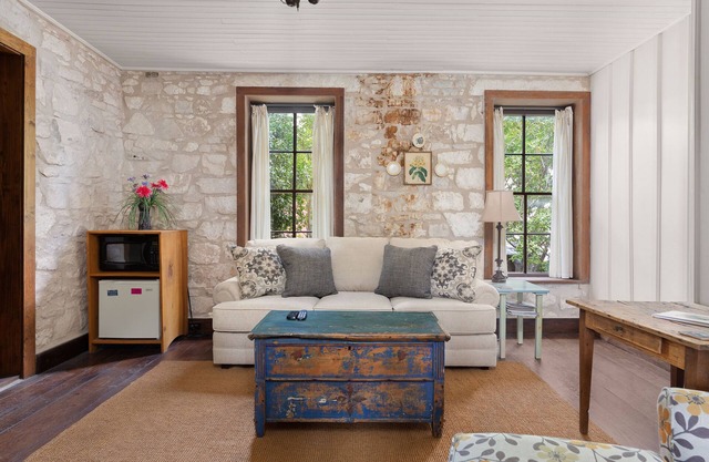 Itz Inn Back Privacy Suite | Sleeps 2 | Next to Hondo's On Main Street