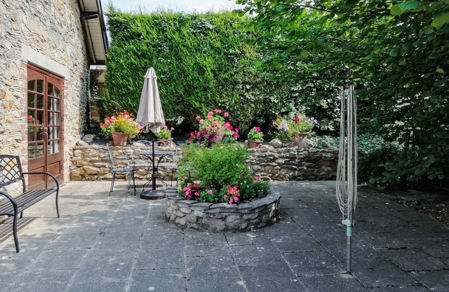 Ivy Cottage is a former granary situated in the village of Sancton.