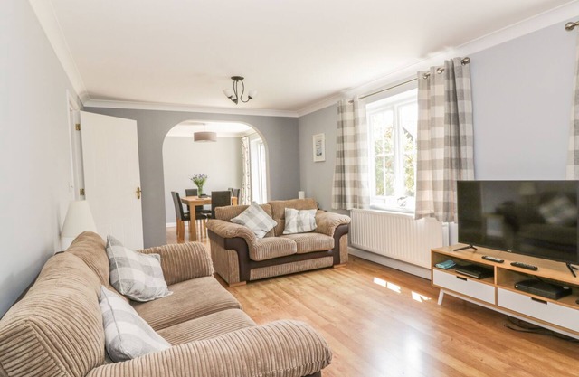 IVY COTTAGE, pet friendly, country holiday cottage in Rowhedge