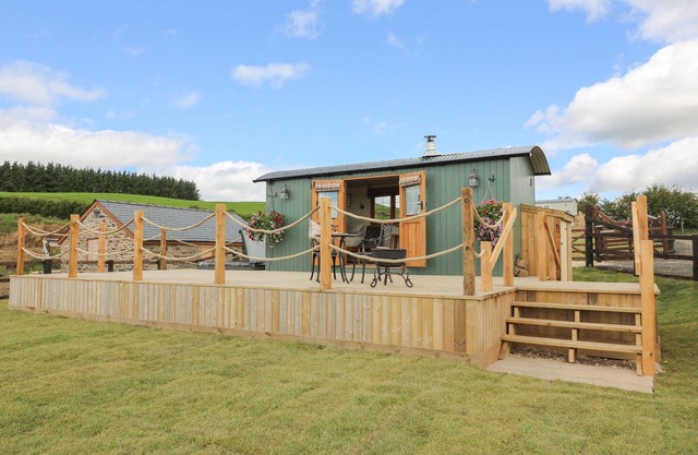 IVY'S WAY, pet friendly, country holiday cottage in Rhayader