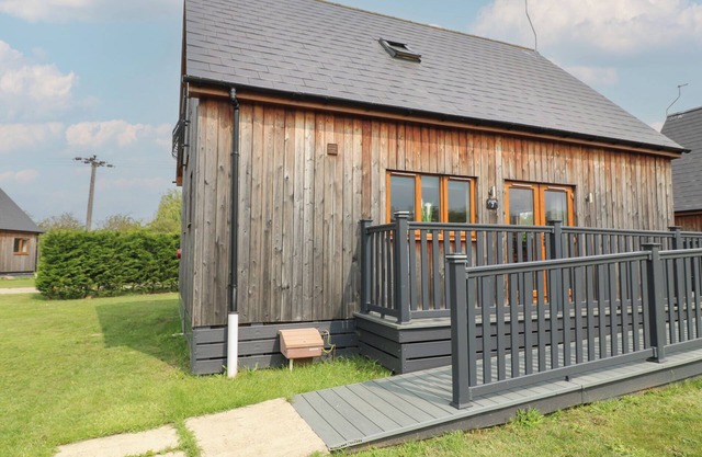 JAMES VILLE MARINA LODGE 7, pet friendly, with a garden in Brigg