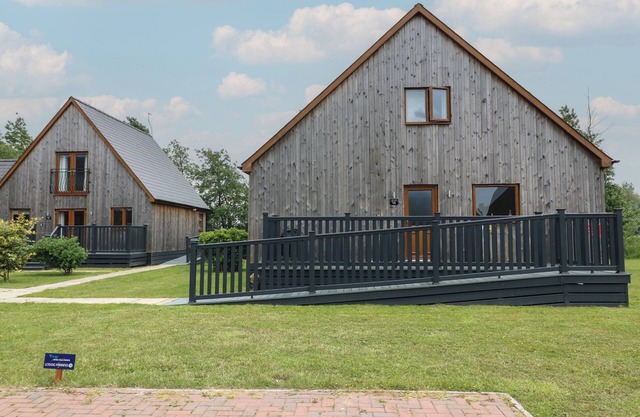 JAMES VILLE MARINA LODGE 14, pet friendly, with hot tub in Brigg