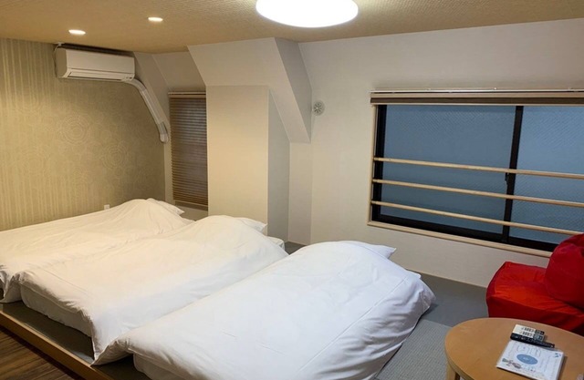 Japanese triple 3 single mattresses separate bat - Room 307/Osaka Ōsaka