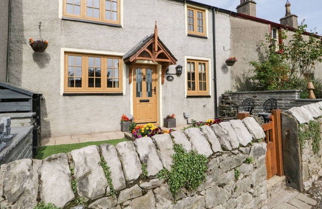 JASMAR COTTAGE, pet friendly, character holiday cottage in Roose