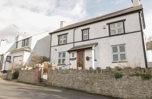 JASMINE COTTAGE, pet friendly, character holiday cottage in Rhuddlan
