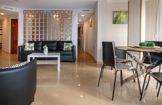 Javier-En la mejor zona y cerca de la playa