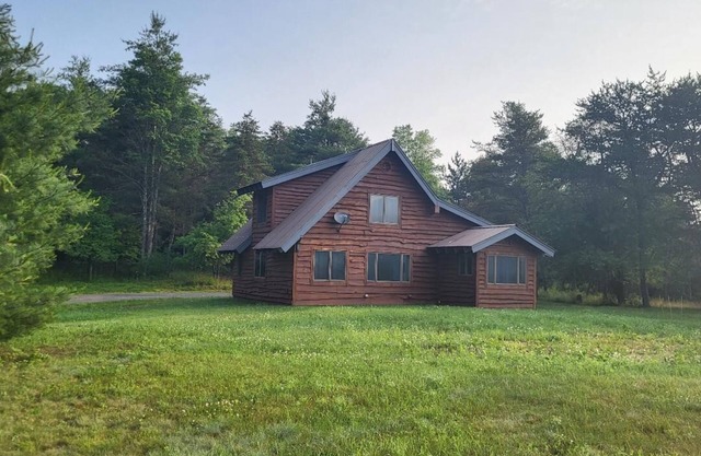 Jay Cabin: private, sleeps 4, pet friendly, 17 acres, short & long term, AC!